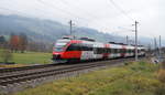 Der frisch lackierte ÖBB 4024 091-3 ist als S 6 (Zug 5026) von Hochfilzen nach Wörgl Hbf unterwegs und erreicht in wenigen Augenblicken den Bahnhof Westendorf in Tirol, 03.11.2018.