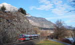 Abseits seiner Heimat Kärnten ist der 4024 118-4  LiteraTourZug  unterwegs. Als S 1 (Kufstein - Telfs-Pfaffenhofen) erreicht die Garnitur mit einem freundlichen Lokführer an Bord in Kürze den Bahnhof Jenbach, 08.12.2018.