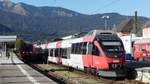 Ein REX nach Innsbruck verlässt Garmisch-Partenkirchen.