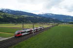 Mit Blick auf die umliegenden Berge konnte am 18. Mai 2019 bei Vomp auch der 4024 059-0 angetroffen werden, als er sich als REX 5351 auf der Fahrt vom Brenner nach Kufstein befand.