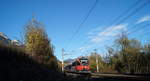 In den letzten Sonnenstrahlen des Novembertages fährt 4024 060-8 gemächlich bei Jenbach seinem Bestimmungsbahnhof Telfs-Pfaffenhofen entgegen, während die umliegende Landschaft im