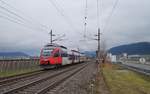 Neben der S1 Kufstein - Telfs-Pfaffenhofen verkehrt an Wochenenden der Regionalexpress im 2-Stunden-Takt von Kufstein in die Tiroler Landeshauptstadt und zurück. Betrieben werden diese Leistungen wie fast der gesamte Tiroler Nahverkehr von Triebwagen der Baureihe 4024. Am 22.12.2019 ist 4024 092-1 als REX 5220 (Kufstein - Brennero/Brenner) bei Thaur unterwegs und legt noch einen kurzen Halt in Rum ein, bevor er in Innsbruck Hbf zur S4 wird.