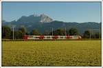R 5254 von Saalfelden nach Jenbach, zwischen St.Johann in Tirol und Oberndorf in Tirol , aufgenommen im ersten Sonnenlicht des 16.7.2007. Im Hintergrund zu sehen - der  Wilde Kaiser 