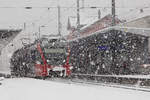 Ein schöner Farbkontrast. Die weißen Flocken vor dem dunklen Hintergrund verdeutlichen wie stark es geschneit hat während 4024 054-1 seine Fahrt in Dornbirn fortsetzt. 14.01.21