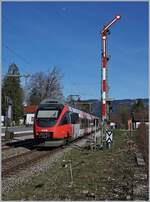 Der ÖBB ET 4024 089-7 auf der Fahrt von Lindau Hbf nach Bludenz passiert das Einfahrsignal  B  von Lindau Reutin.