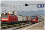 Schweizerischer Bahnhof St.Margrethen fest in auslndischer Hand. 185 089-0 mit einem langen Containerzug wartet auf die Weiterfahrt nach Rorschach und 4024 028-5 fhrt nach Lindau Hbf aus. (24.06.2008)