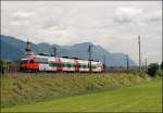 Ein 4024er ist bei Rattenberg-Kramsach als R 5113 auf dem Weg nach Telfs-Pfaffenhofen. (05.07.2008)
