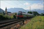 4024 089 legt sich am Morgen des 11.07.2008 als RB 5106  TIROLER LANDESMUSEEUM , tztal - Rosenheim, beim Kloster Raisach in die Kurve. 