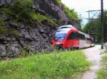 Salzkammergut 2009 - Kurz nach dem Bahnhof Hallstatt am See ist am 01.06.2009 der 4024 051-7 als REX 3423 unterwegs von Stainach Irdning nach Linz.