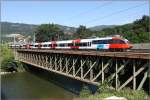 Ein Talenttandem fhrt ber die  alte  Murbrcke in Leoben.Da auch diese Brcke durch eine neue ersetzt wird, fuhr ich am 16.08.2009 nach Leoben um noch einige Aufnahmen zu machen.Zu sehen 4024 005 mit R 1702 von St.Michael nach Mrzzuschlag.
