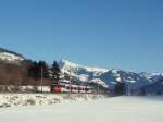 Regionalzug in Kirchberg in Tirol,in Hintergrund ist die Kitzbhelhorn.20.01.2010