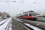 Ende März hat der Winter einige Gegenden in Österreich noch fest im Griff.
Im Schneefall des 26.3.2026 steht der 4024 110 als R4109 von Bruck/Mur nach Bischofshofen im Bahnhof Radstadt und wartet auf die Weiterfahrt.