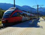 4024 122-6 als R 4236 (Lienz - Friesach) am 26.10.2015 beim Halt in Greifenburg-Weißensee.