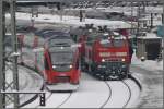 RE5567 nach Bludenz verlsst Lindau Hbf und nebenan warten 218 487-7 und 218 495-0 mit IC118 nach Mnster/Westf. auf die Abfahrtszeit. (02.12.2010)