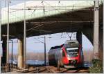 Ein 4024 am 29.03.11 kurz vor seinem Halt in Wien Nudorf. Im Hintergrund ist die Burg Kreuzenstein schwach zu erkennen.