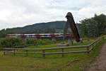 Hinter dem grten Taschenmesser der Welt (Eintrag im Guinnes Buch der Rekorde: 2040 kg schwer und mit einer 5,80 m langen Klinge versehen) fhrt REX 3633 von St. Valentin nach Kleinreifling. Trattenbach, am 13.07.2011.