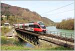 4024 064 hat soeben als REX 3611(St. Valentin-Kleinreifling) den Bahnhof Trattenbach verlassen und berquert hier den gleichnamigen Bach. 10.4.12