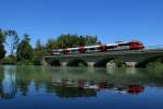 Eine Talente mal wieder sehr fotogen :
Hier fhrt BB 4024 020-2 von Freilassing in Richtung Salzburg und spiegelt sich in der Saalach als die Ente die Saalach Brcke bei Freilassing am 16.06.12 passiert.