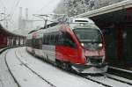 4024 005 fhrt am 27.12.2005 bei dichtem Schneetreiben am Bahnsteig 6 in Bruck/Mur ein.