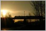 Sonnenaufgang in der Wiener Lobau. Triebwagen der Reihe 4024 bei der Querung der Donau am 9.12.2006.