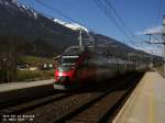 4024 steht in Hatting, im Zug spiegeln sich die Munde und die Mieminger Berge. 18. Mrz 2007 kHds