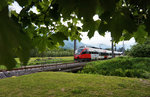 Einen Blick durch die Blätter auf 4024 116-8 unterwegs als S1 4260 (Lienz - Friesach).
Aufgenommen am 25.5.2016 nahe des Bahnhofs Dellach im Drautal.