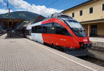 Hier zu sehen ist der, am Sonntag auf den Namen  Sonnenstadt Lienz  getaufte 4024 122-6, dieser künftig auf der S1 zwischen Lienz und Friesach unterwegs sein wird.
Bei der Aufnahme war die Garnitur als S1 4244 (Lienz - Friesach) unterwegs.
Aufgenommen am 22.6.2016 in Lienz.