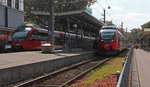 Links steht 4024 024-4 mit der S1 (Bregenz Hafen - Bludenz) und wartet auf die Abfahrt, während rechts die 4024 004-6 mit der S1 (Bludenz - Lindau Hbf) steht.