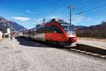 4024 116-8 hält als S1 4223 auf der Fahrt von Friesach nach Lienz im Bahnhof Greifenburg-Weißensee.
Aufgenommen am 23.2.2017.