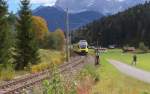 Im Wochenumlauf vom 05.10.2015 bis 10.10.2015 war ein ÖBB Werbetalent auf der Mittenwaldbahn anzutreffen. 4024 088-9 trägt Werbung für die Raiffeisenbank. Außergewöhnlich ist, dass der Werbetalent nur auf einer Stirnseite das ÖBB Emblem trägt, auf der anderen Stirnseite trägt er das Raiffeisenlogo. Der Triebwagen ist auf der Relation Innsbruck - Mittenwald - Garmisch-Partenkirchen unterwegs und hat gerade den Bahnhof von Klais verlassen. Bahnstrecke 5504 München Hbf. - Mittenwald Grenze am 05.10.2015 