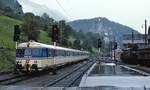4030/6030.305 fährt im August 1982 in Feldkirch ein, rechts wartet eine 1020 mit einem Güterzug auf die Weiterfahrt in Richtung Arlberg