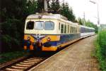 Ein Orange Blauer Triebkopf(4030) mit zwei Blauen Wagen