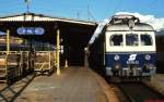 4030.20 im Sommer 1981 im Villacher Hauptbahnhof. Nicht nur der Triebwagen ist Vergangenheit, auch der Bahnsteig mit seinem schnen Dach wurde durch einen Hochbahnsteig ersetzt - und Gepckkarren gibt es bei der modernen Bahn auch nicht mehr.