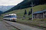 Im August 1997 fährt der 4030 229-1 mit dem führenden Steuerwagen 6030 229-6 aus Vordernberg Markt kommend im Bahnhof Vordernberg ein.