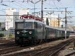 4061.13 mit dem planmäßige  Erlebniszug Wachau  bei der Abfahrt von Wien Südbahnhof (Die E-Lok war zw.