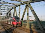 4124 028-4 und ein weiterer Talent berqueren die Donaubrcke.