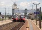 Blick vom nrdlichen Bahnsteig-Ende von Gleis 2/3 auf die Station Gramatneusiedl wo gerade zwei 4124er nach Deutschkreutz und Bratislava-Petrzalka halten.