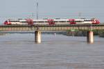 4124 014  50 Jahre BB-S-Bahn in Wien  fhrt ber die Hochwasser fhrende neue Donau. Das Foto enstand am 07.06.2013.