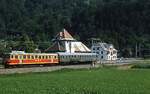 Mit einem DB-Kurswagen verlässt ET 10.103/04 im August 1982 den Kreuzungsbahnhof St. Anton im Montafon in Richtung Bludenz