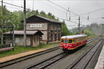 Eilzug ET 10.102 fährt zum Nostalgiefest des Südbahn Museums von Lindau nach Mürzzuschlag,hier fährt der nostaligische Triebwagen bei Regenwetter am frühen Morgen in Wald a/A vorüber.Bild vom 11.6.2016