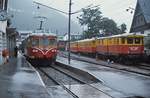 An einem regnerischen Augusttag 1982 steht ET 10.103/04 abfahrbereit im Bahnhof Schruns, rechts der Gepäcktriebwagen ET 10.106 (ex-ÖBB 4060.02)