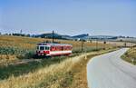 Durch die idyllische Hausrucklandschaft fährt der ET 24.104 im Juli 1992 von Haag am Hausruck nach Lambach