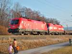 Fr die Frau mit den Kindern  war es
wahrscheinlich nur ein normaler Zug. Fr mich
eine Riesenberaschung. Das EM-Doppel 1116 031 + 1116 005
ist am 29.01.2008 mit einem Gterzug in Wartberg/Kr. durchgefahren.
Leider ist nicht der ganze Zug auf dem Bild weil
er mich auf dem Weg zum Auto zurck berrascht hat.
Ich konnte nur noch die Kamera aus der Tasche reissen
und abdrcken.

