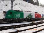Bei bestem Wetter wartet die Italien-Lok 1216 004 am 15.2.2008   im Bahnhof Tarvisio - Boscoverde auf ihren nchsten Einsatz.