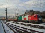 Die 1216 004 (EM Lok Italien) am 05.01.2008 bei der Ausfahrt mit einer RoLa aus dem Salzburger Hbf.
