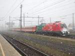 In einem heftigen Schneesturm ist am 20.03.2008  die 1016 025  EM-Portugal  mit ihrem Rex 3023  aus Salzburg bei der Einfahrt in den Welser Hbf gekommen.