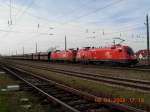 Doppeltraktion fr einen Gterzug durch die trkische EM-Lok zusammen mit 1116 270-8 im Bahnhof Tulln.