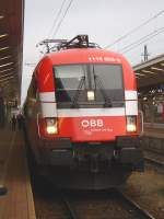 Vorderansicht der EM-Lok sterreich (1116 005) am 09.04.2008 um 19:02 Uhr angespannt beim REX 1634 in Richtung St. Valentin.