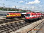 Spanien gegen sterreich am 21.6.2008 auf dem Wiener Westbahnhof - da werden Erinnerungen an das 0:9 in Valencia wach. Die Spanien-Lok war brigens vor den Orient-Expre mit originalgetreu nachgebauten Waggons gespannt.