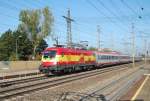 Mit einer Reisegeschwindigkeit zwischen 150 und 200 km/h  ist die 1116 232  EM-Spanien  mit dem EC 642 Hotel IBIS   am 13.10.2008 in Marchtrenk durchgefahren.